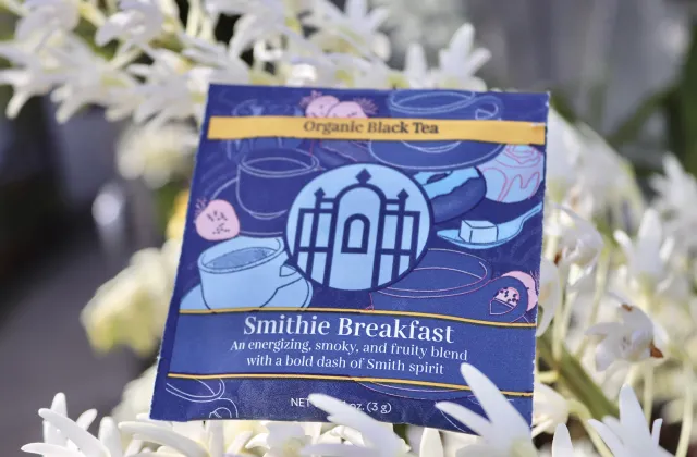 A blue Smithie Breakfast tea bag in white flowers