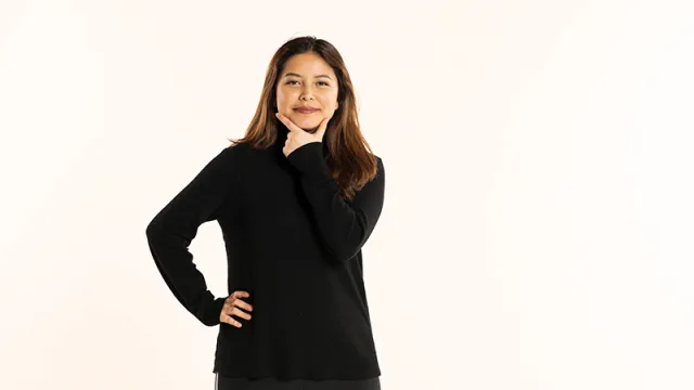 Diane Alvarez Benitez '22 portrait with hand on hip