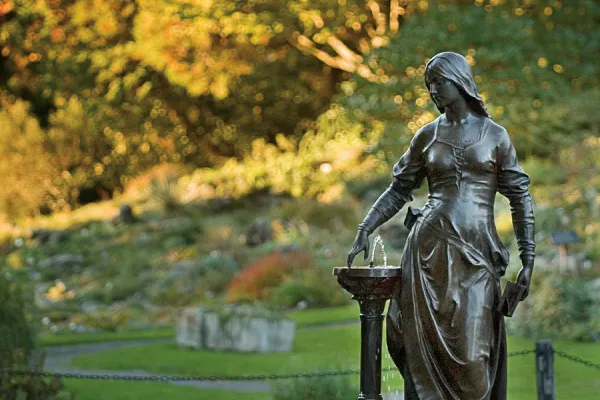 Medium shot of the Lanning Fountain