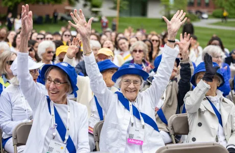Smithies cheer during the alumnae parade
