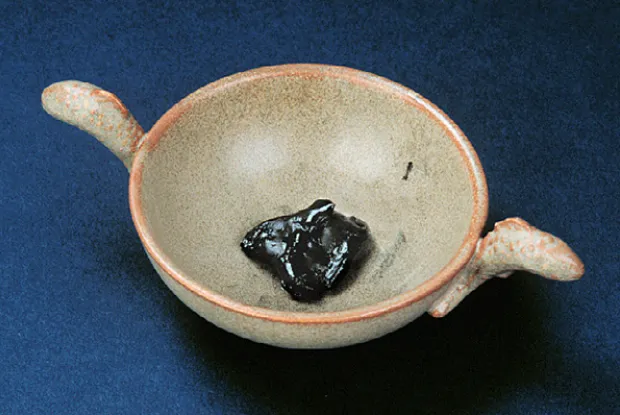 Bowl showing ancient Egyptian Eyeliner
